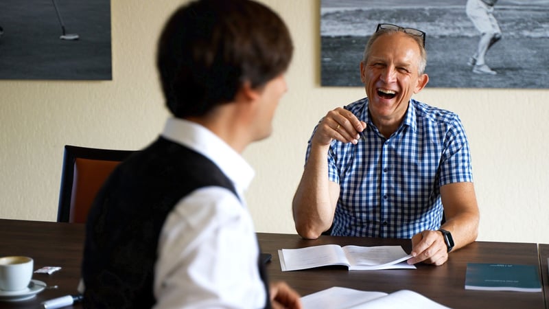 Business Coach im persönlichen Gespräch mit einem Unternehmer