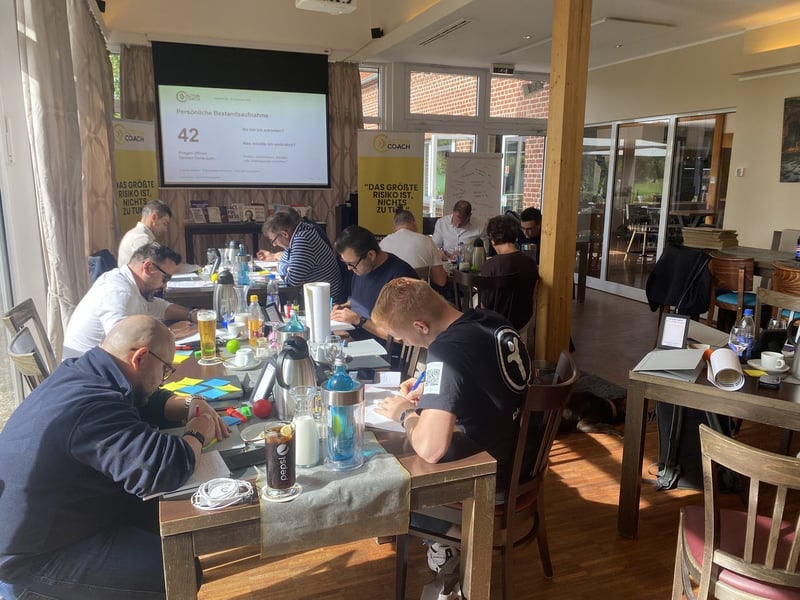 Unternehmer arbeiten in einem ActionCOACH Workshop an ihrer Planung